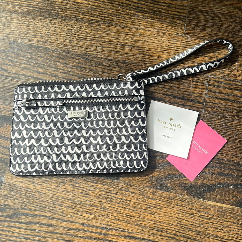 NWT Kate Spade Shore Street Pop Scallop Wristlet